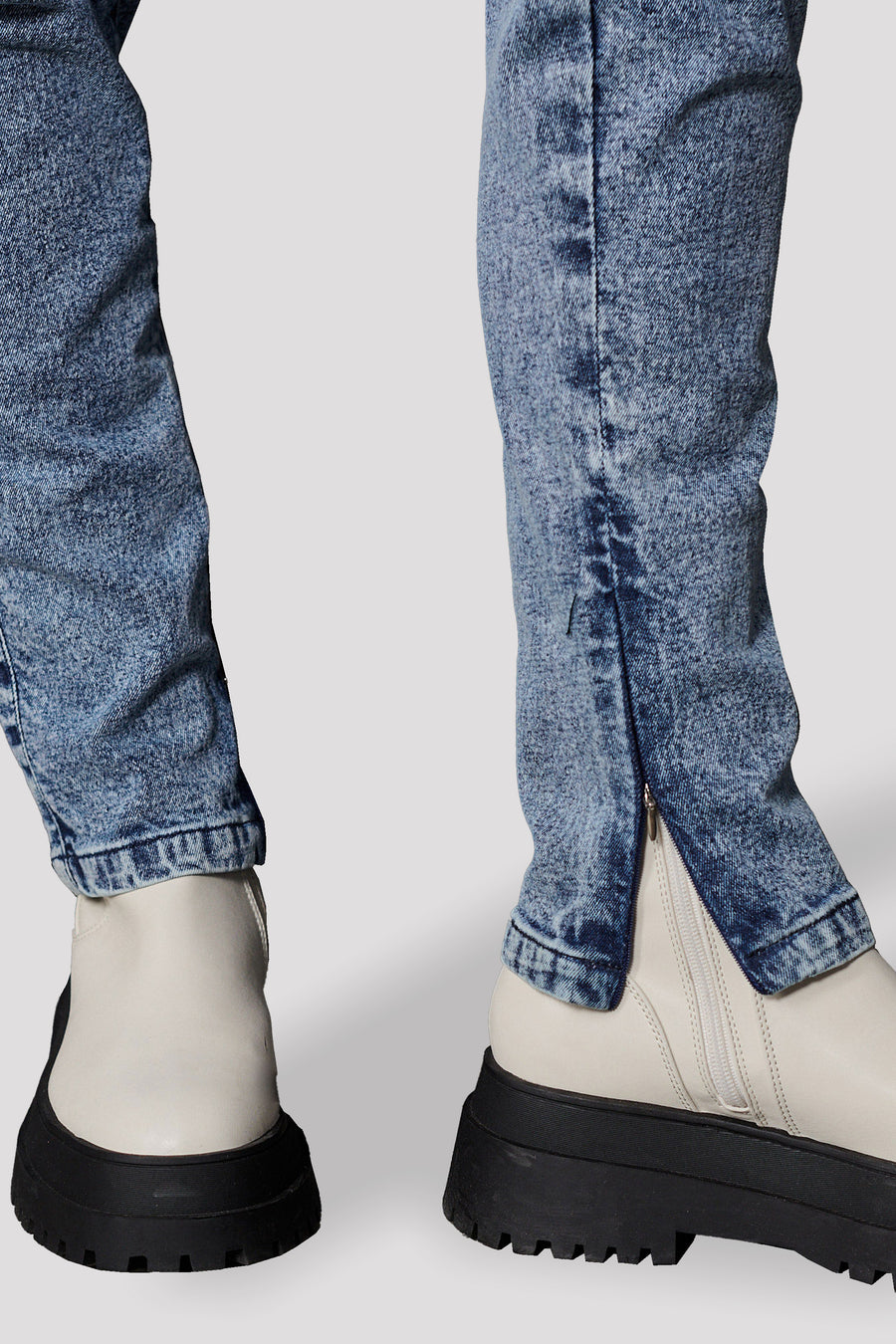 HIGH RISE SKINNY JEANS WITH HEM POPPER DETAIL - BLUE ACID WASH