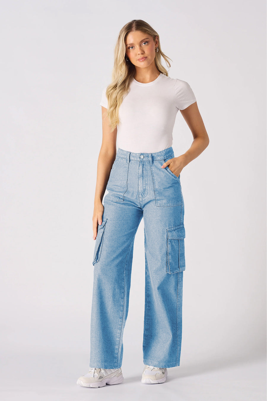 HIGH WAISTED CARGO JEANS - LIGHT BLUE WASH