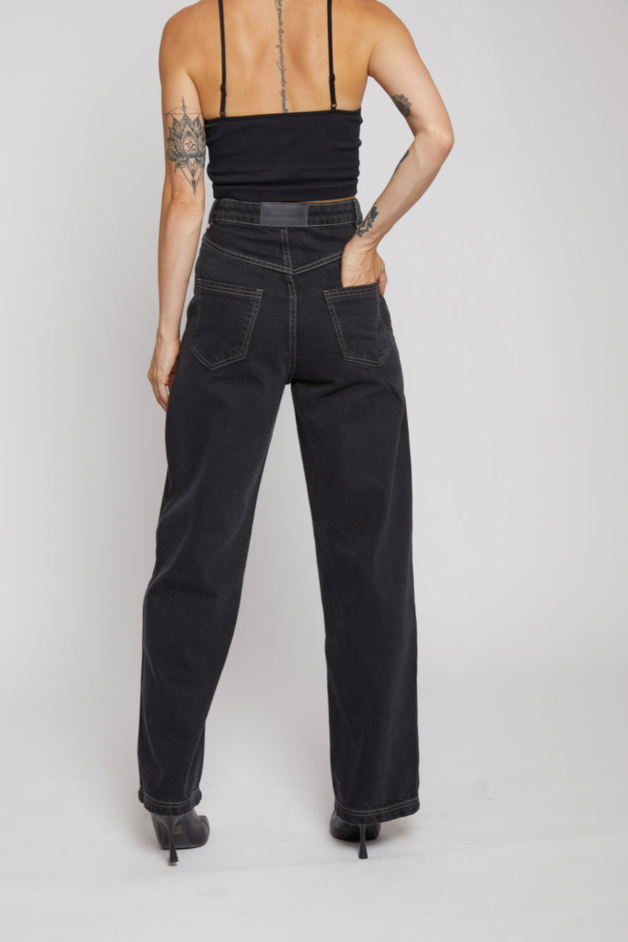 RELAXED WIDE LEG JEANS WITH CUTOUT DETAIL - BLACK