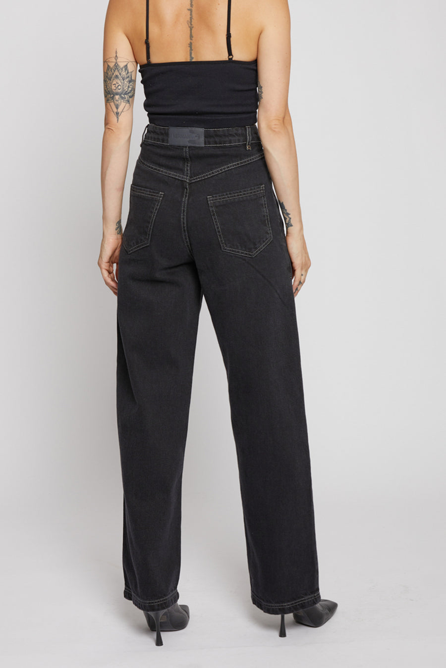 RELAXED WIDE LEG JEANS WITH CUTOUT DETAIL - BLACK