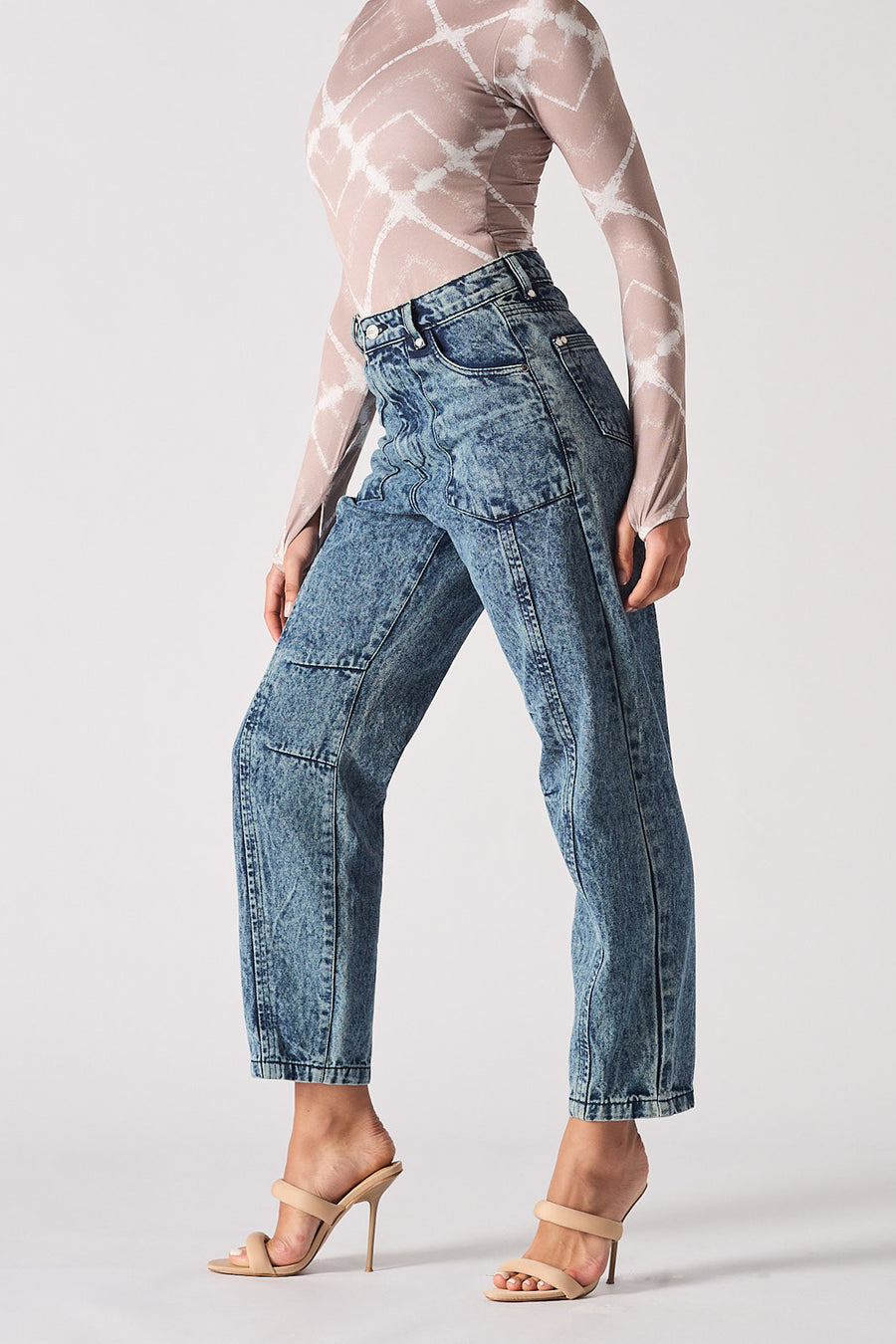 STRAIGHT LEG JEANS WITH STITCH DETAIL  - BLUE