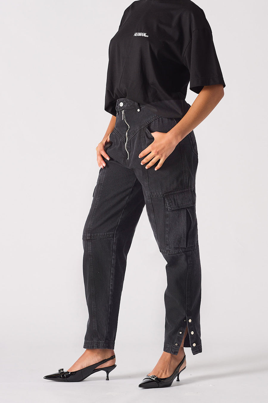 STRAIGHT LEG CARGO JEANS  WITH SLIT POCKETS - BLACK