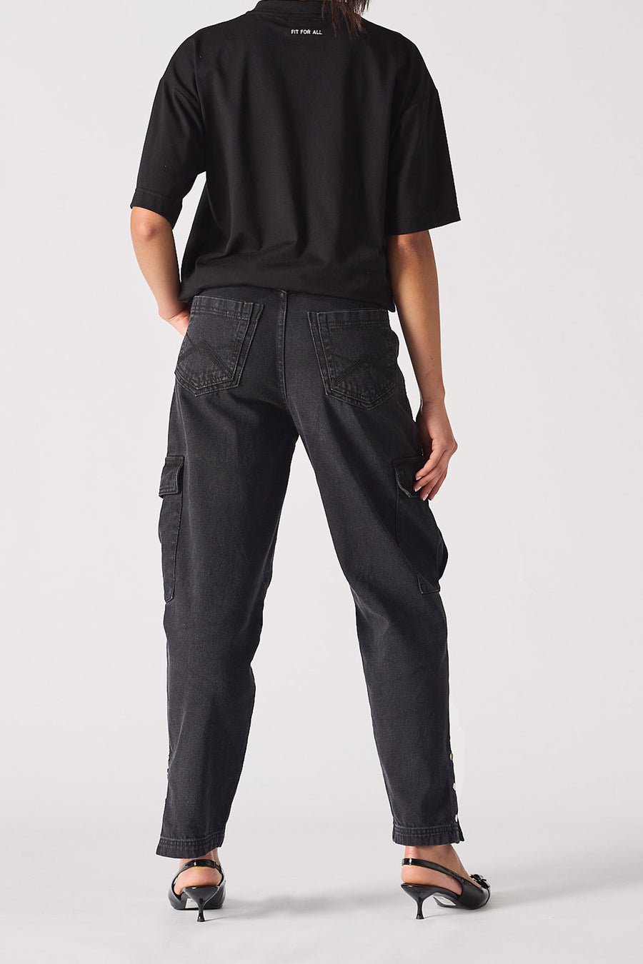 STRAIGHT LEG CARGO JEANS  WITH SLIT POCKETS - BLACK