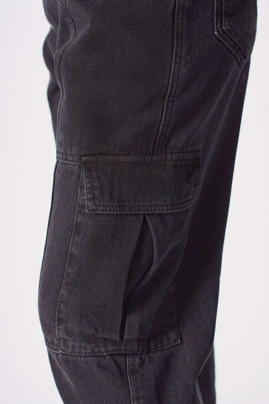 STRAIGHT LEG CARGO JEANS  WITH SLIT POCKETS - BLACK