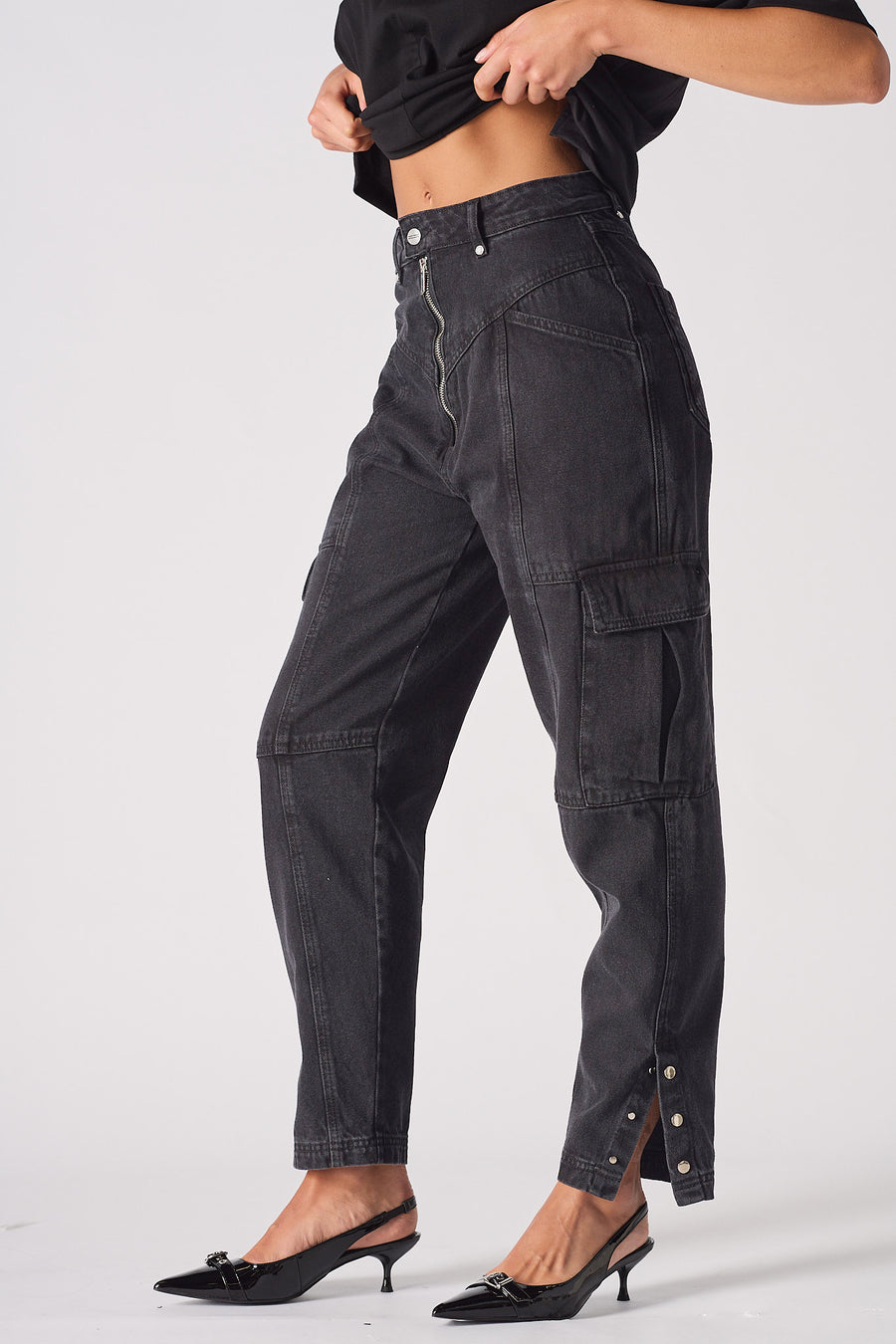 STRAIGHT LEG CARGO JEANS  WITH SLIT POCKETS - BLACK