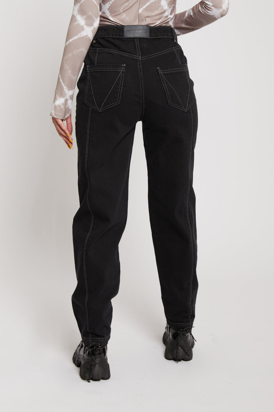 RELAXED STRAIGHT JEANS WITH CONTRAST STITCH DETAIL  - BLACK