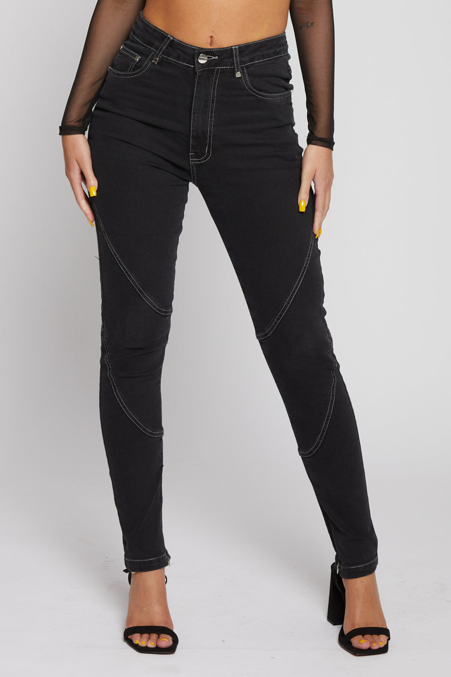 HIGH WAISTED SKINNY JEANS WITH CONTRAST STITCH DETAIL - BLACK