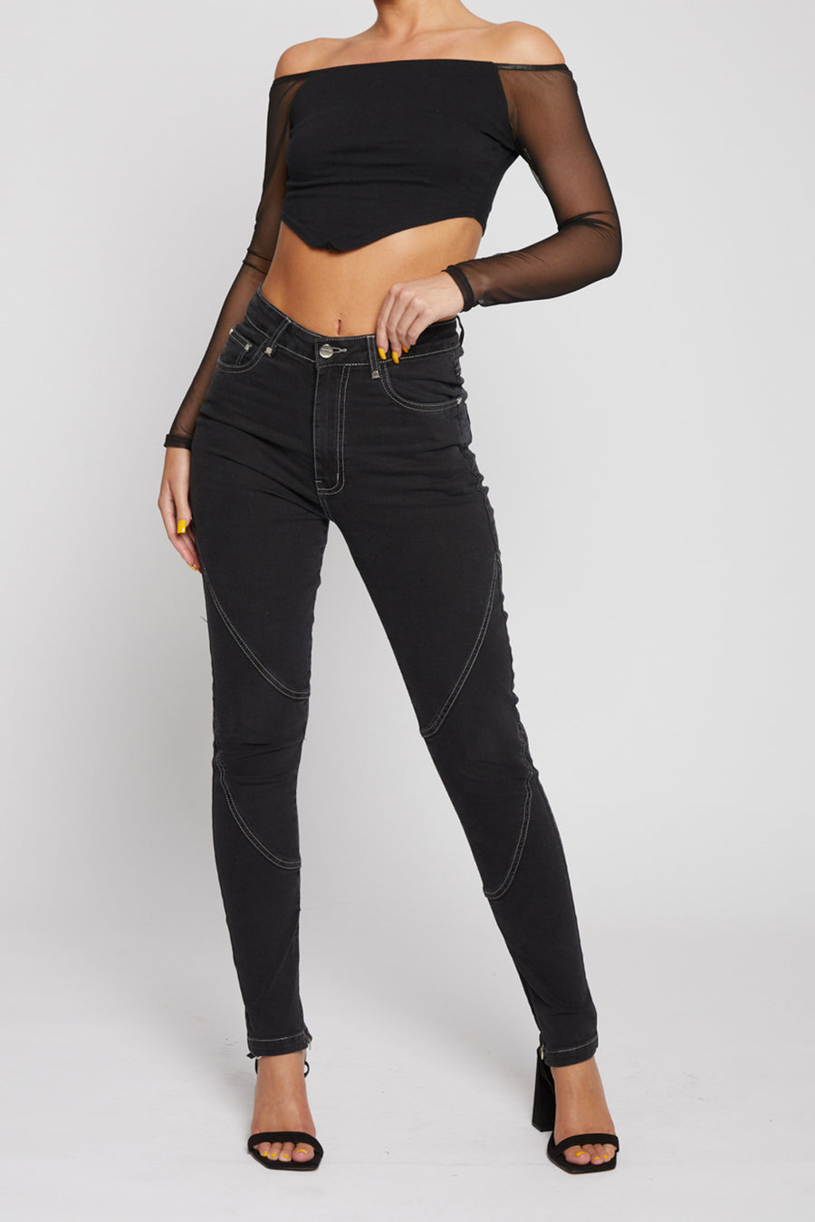 HIGH WAISTED SKINNY JEANS WITH CONTRAST STITCH DETAIL - BLACK