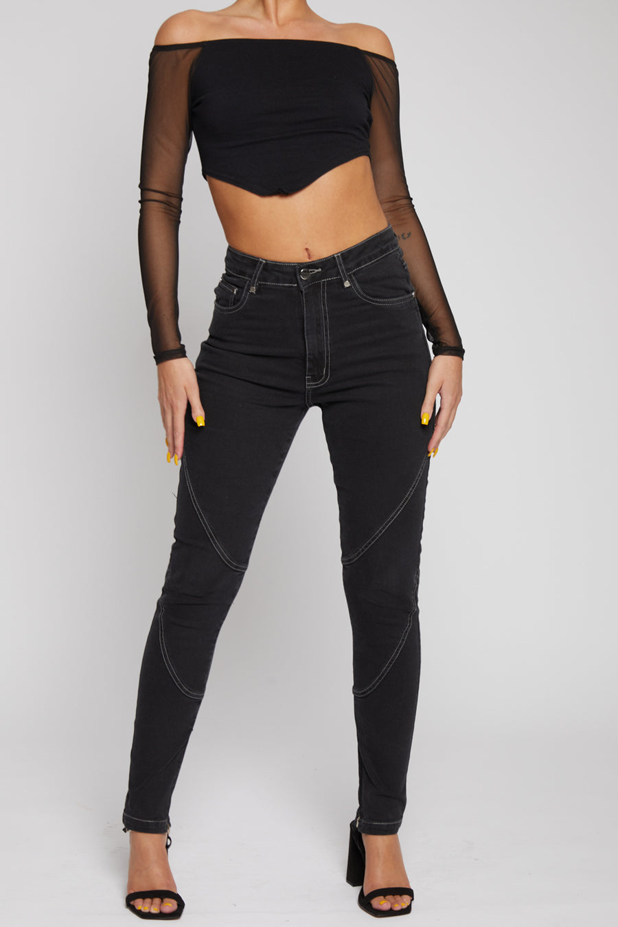 HIGH WAISTED SKINNY JEANS WITH CONTRAST STITCH DETAIL - BLACK