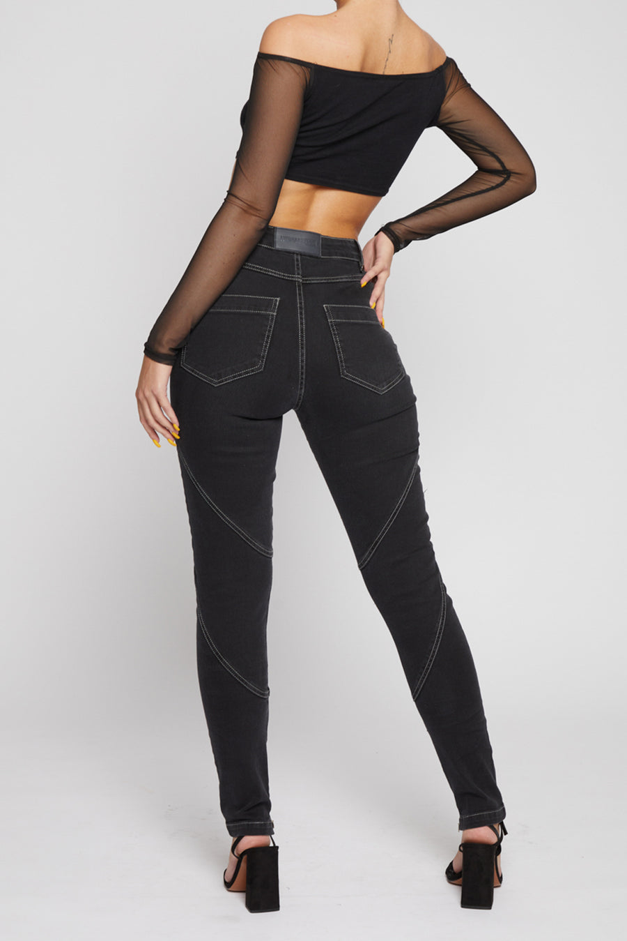 HIGH WAISTED SKINNY JEANS WITH CONTRAST STITCH DETAIL - BLACK