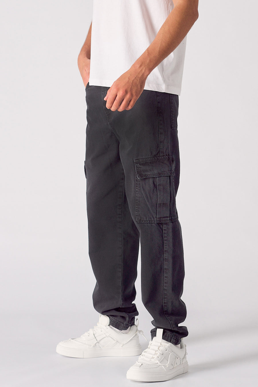 RELAXED FIT CARGO JEANS - BLACK