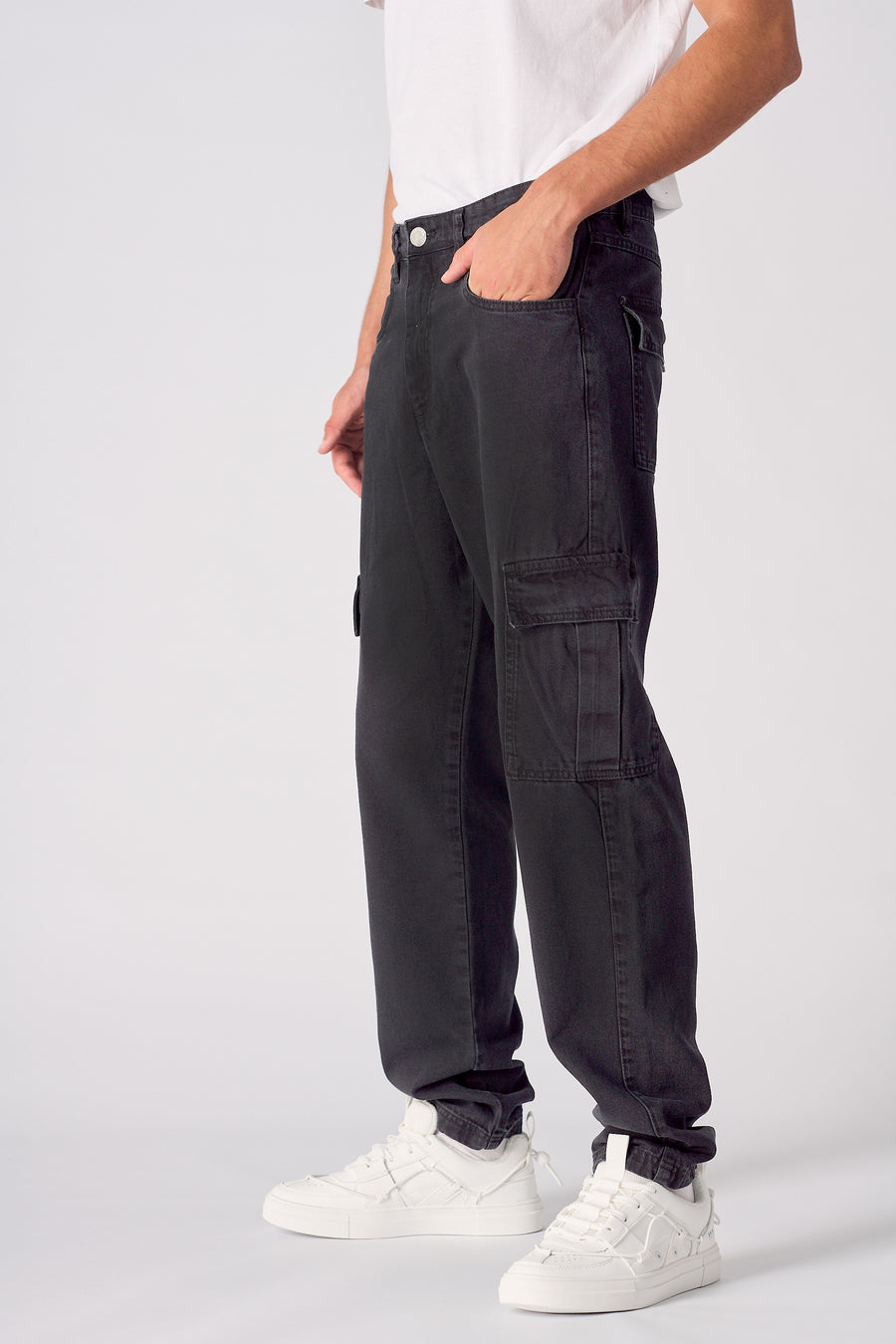 RELAXED FIT CARGO JEANS - BLACK