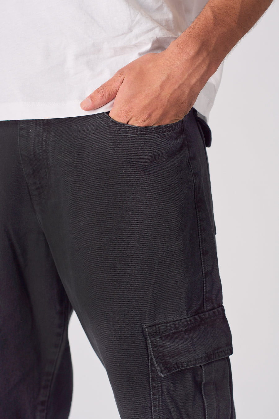 RELAXED FIT CARGO JEANS - BLACK