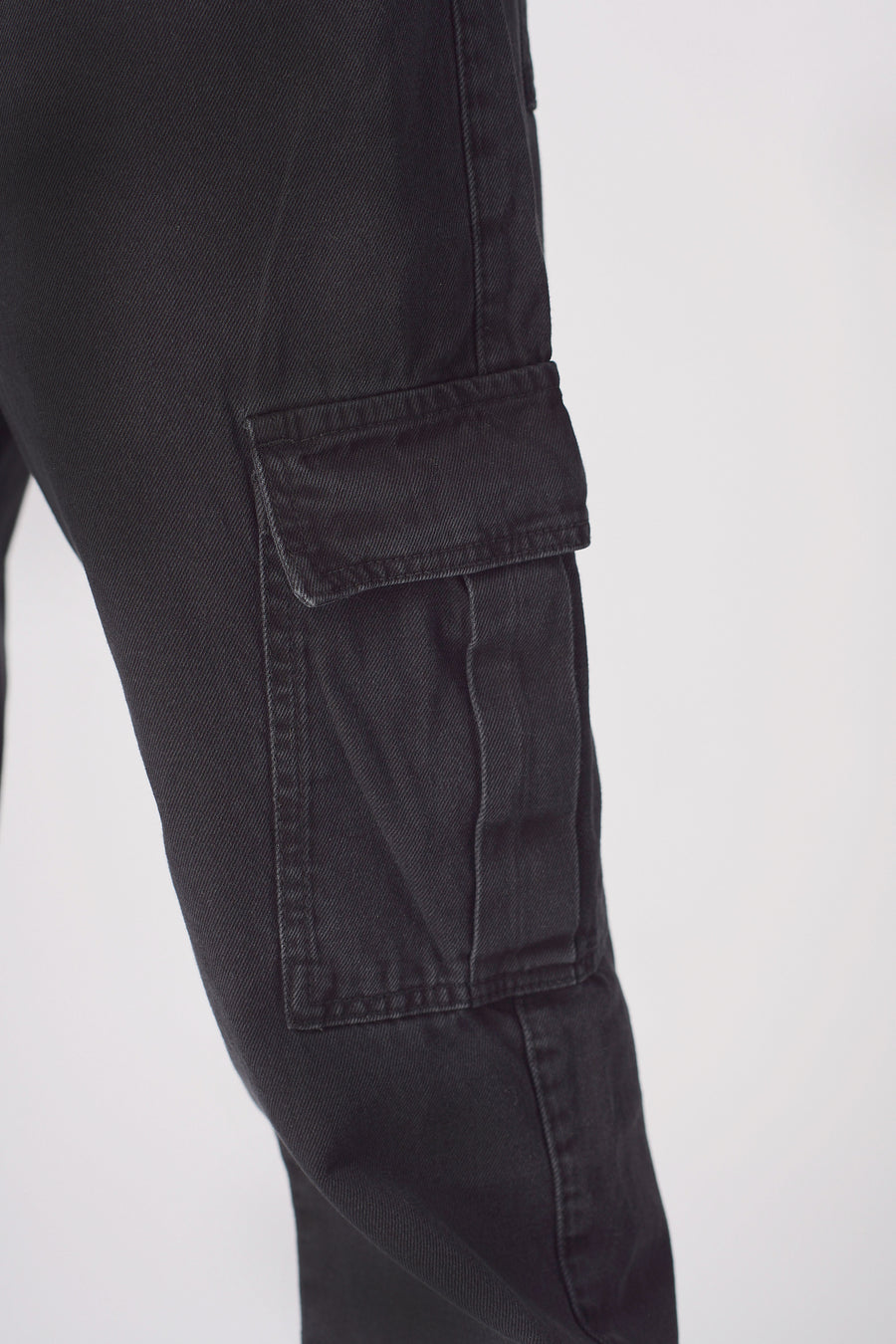 RELAXED FIT CARGO JEANS - BLACK