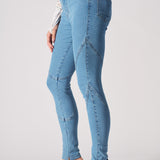 Side view of the women's blue skinny jeans highlighting the contrast stitch.