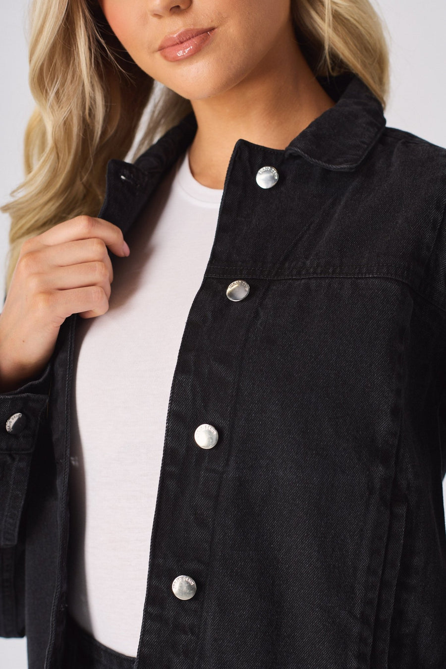 REMOVABLE POCKETS DENIM JACKET - BLACK WASH - JMOJO - Women's Cargo Denim Jacket Removable Packets
