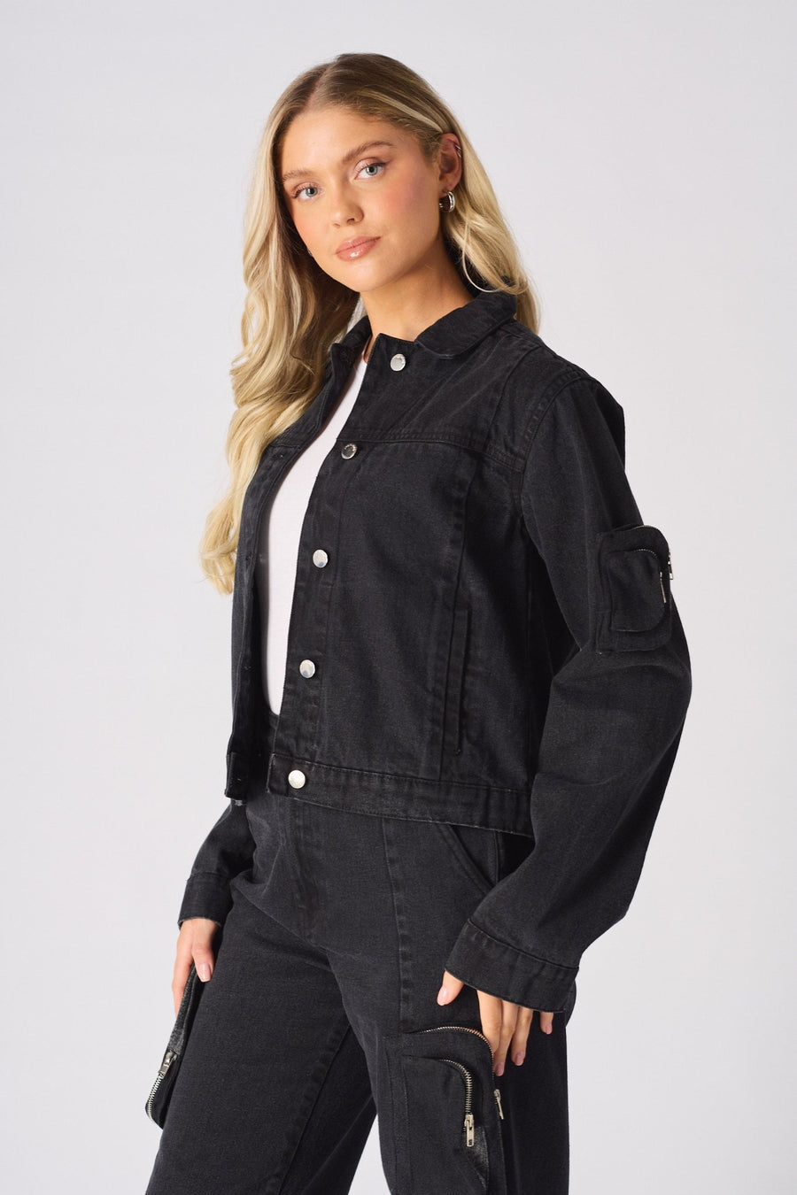 REMOVABLE POCKETS DENIM JACKET - BLACK WASH - JMOJO - Women's Cargo Denim Jacket Removable Packets