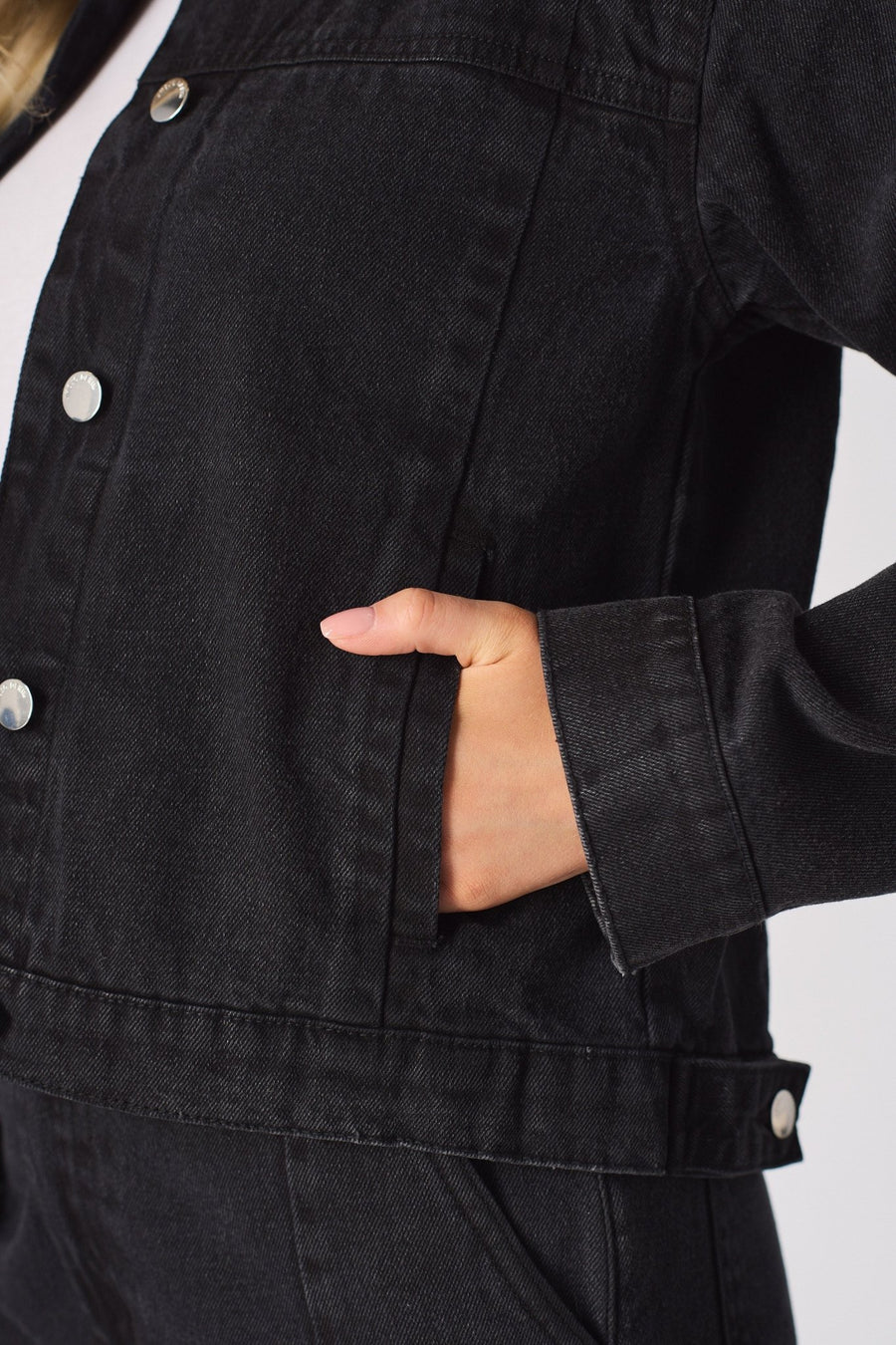 REMOVABLE POCKETS DENIM JACKET - BLACK WASH - JMOJO - Women's Cargo Denim Jacket Removable Packets